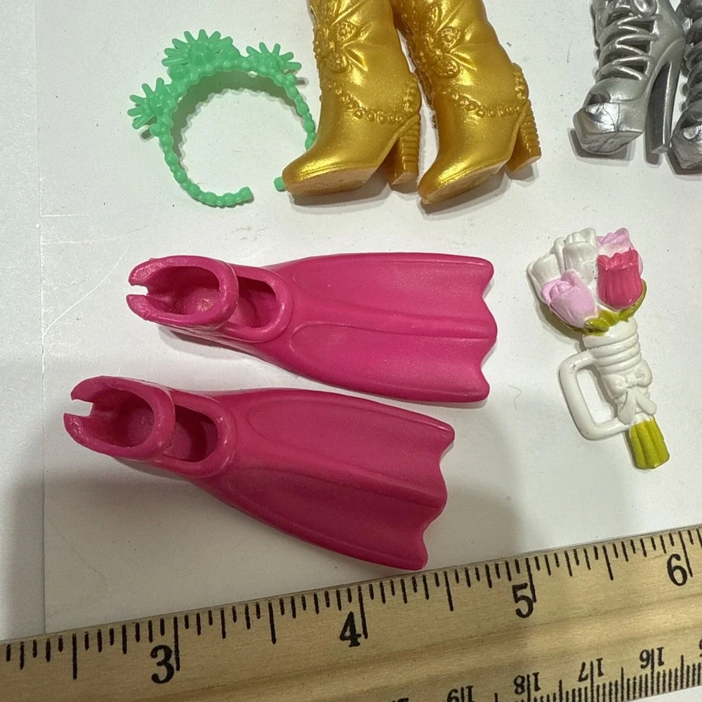 Barbie Brand Mixed LOT Of 18 Marked B Purse Shoes Cash Register Swim Tube‎ Ball